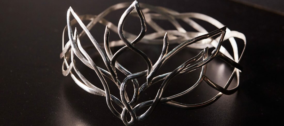 Tiara – delicada joia para a cabeça